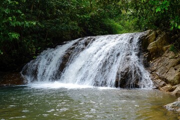 Obraz premium Stunning View of Ekom Waterfall Cascades in Cameroon, Embracing Nature's Beauty Amidst Lush Jungle Landscapes