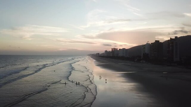 Praia grande - bairro maracan&atilde; - fim de tarde mov em frente