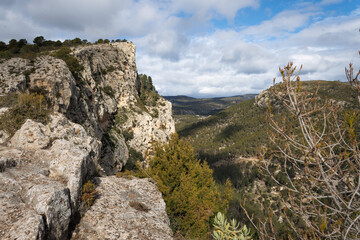 Fototapeta premium Paisaje con nubes del Barranc del Cint y el Alt de les Pedreres, Alcoy, España