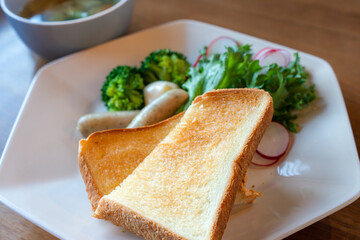 ヘルシーな洋朝食、トーストと野菜スープのバランス食