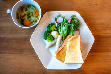 ヘルシーな洋朝食、トーストと野菜スープのバランス食