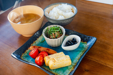 和朝食の定番、納豆と卵焼き付きの健康的な食事