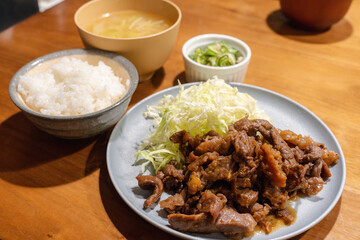 和食の朝食セット、白ご飯と味噌汁と健康的なおかず