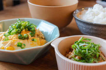 和食の朝ごはん、白ご飯と味噌汁付きの健康的な食事