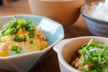 和食の朝ごはん、白ご飯と味噌汁付きの健康的な食事