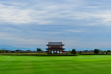【奈良県】平城京跡の朱雀門、建築の自然調和