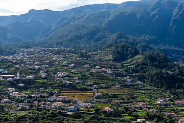 Obraz premium Mountain landscape with a valley and the town São Vicente in the distance.