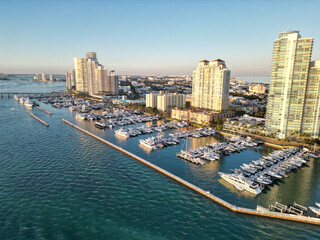 Obraz premium Luxury summer vacation in Miami. Private boat at sunset. Marina with luxury sea boat. Yacht club and marina in Miami. Luxury marina with private yacht boat. Docked yacht boat in harbor. Marina dock
