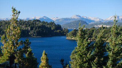 Obraz premium blue lake among mountains and forest