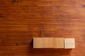 並んでいる複数の木製のブロック