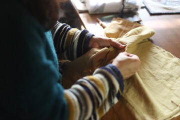 手縫いで刺繍する女性