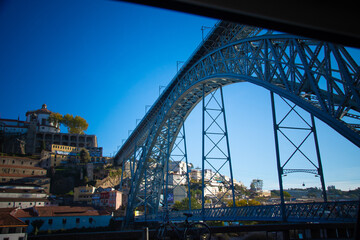 Obraz premium Dom Luís I Bridge in Porto, Portugal, captured on a clear, sunny day.