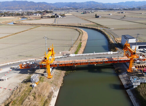 道路拡張のための橋の架け替え工事　新しい橋の建設工事風景空撮