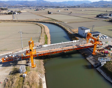 道路拡張のための橋の架け替え工事　新しい橋の建設工事風景空撮