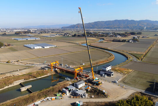 道路拡張のための橋の架け替え工事　新しい橋の建設工事風景空撮