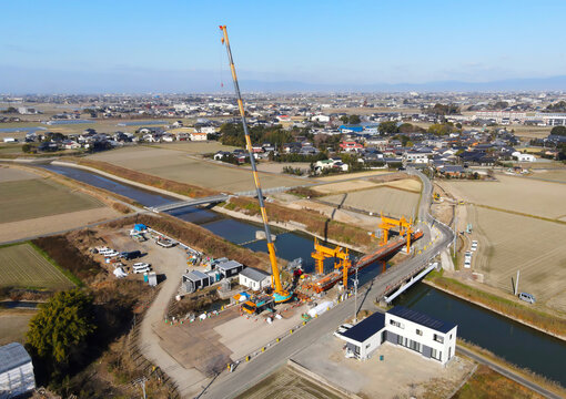 道路拡張のための橋の架け替え工事　新しい橋の建設工事風景空撮