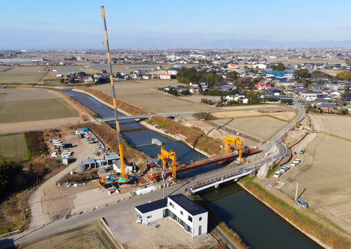 道路拡張のための橋の架け替え工事　新しい橋の建設工事風景空撮