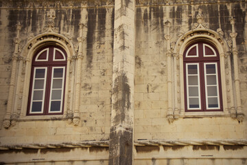 Obraz premium Ornate Gothic-style windows of the Jerónimos Monastery in Lisbon.