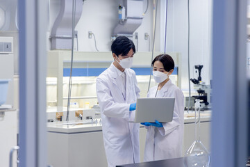 研究室　開発　実験室　臨床検査　バイオテクノロジー　新薬