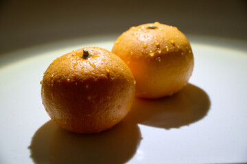 スポットライトに照らされたみずみずしいみかん