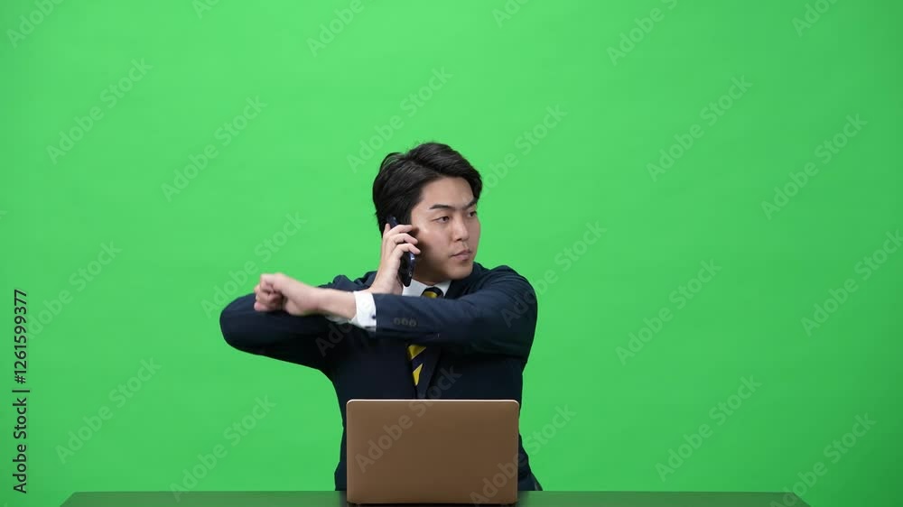 Poster ノートパソコンとスマホを使いながらダンスする男性ビジネスパーソン　クロマキー合成用グリーンバック映像