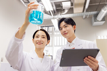 研究室　開発　実験室　臨床検査　バイオテクノロジー　新薬
