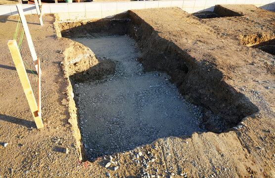 ガレージ建設のための独立基礎工事　30坪車庫ガレージ建設のための基礎工事