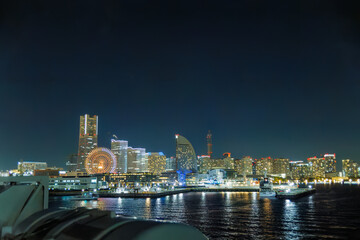 Naklejka premium 東京湾から眺める美しい横浜みなとみらいの夜景。東海汽船東京湾〜伊豆諸島航路のさるびあ丸船上にて。 2024 