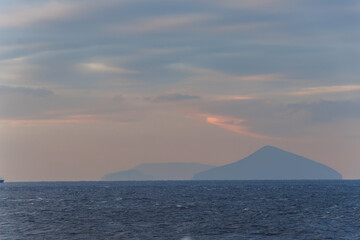 紡錘型の美しい利島の姿。
美しい伊豆大島岡田港の夜明け。

東海汽船東京湾〜伊豆諸島航路のさるびあ丸船上にて。
2024
