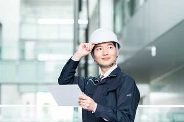 ビルで働く若い作業員　撮影協力:スカパー東京メディアセンター