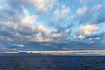 美しい伊豆大島岡田港の夜明け。

東海汽船東京湾〜伊豆諸島航路のさるびあ丸船上にて。
2024
