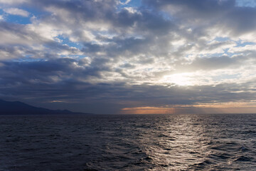 美しい伊豆大島岡田港の夜明け。

東海汽船東京湾〜伊豆諸島航路のさるびあ丸船上にて。
2024
