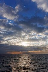 美しい伊豆大島岡田港の夜明け。

東海汽船東京湾〜伊豆諸島航路のさるびあ丸船上にて。
2024
