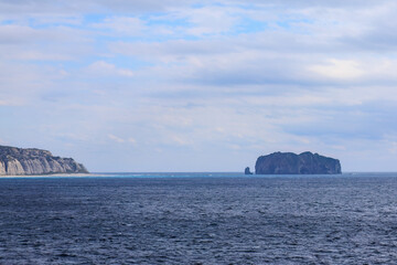 式根島小の口公園から眺める美しい海と新島、早島。

東京都伊豆諸島式根島-2024
