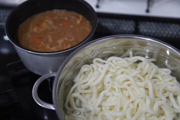 カレーうどんを作る様子