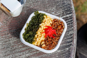 見た目も美しい3色弁当。
緑は貴重な島特産の岩のり。
島の売店で購入した美味しいお弁当のランチを食す。
東京都伊豆諸島式根島-2024
