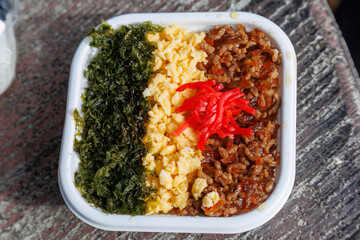 見た目も美しい3色弁当。
緑は貴重な島特産の岩のり。
島の売店で購入した美味しいお弁当のランチを食す。
東京都伊豆諸島式根島-2024
