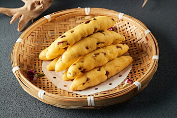 Cornmeal steamed bun sticks with jujube flavor