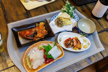 式根島特産のアカイカ（ヤリイカ）と養殖マダイの刺身。キンメダイの煮付け。
式根島特産の明日葉とアメリカ芋、もずくの天ぷら。
民宿の畑で取れたパプリカの肉詰め。

式根島の民宿の海鮮山盛りの美味しい晩ごはん。
東京都伊豆諸島式根島-2024
