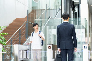 オフィスビルのエントランス　撮影協力:スカパー東京メディアセンター