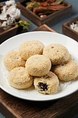 Baked purple rice stuffing sesame pot cake