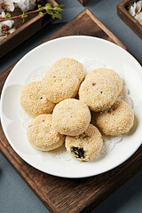 Baked purple rice stuffing sesame pot cake