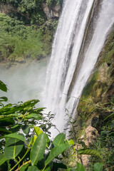 Obraz premium Down angle view on the spectacular Huangguoshu waterfall and a double rainbow in Guizhou, China