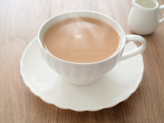 カップの中のホットミルクティー