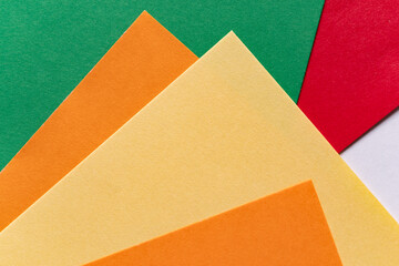 重なるカラフルな画用紙の背景