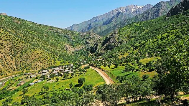 Picturesque Zom village beside the serene Sirvan River, surrounded by rugged mountains under a clear sky.
📍Zom village, Hawraman - Kurdistan 