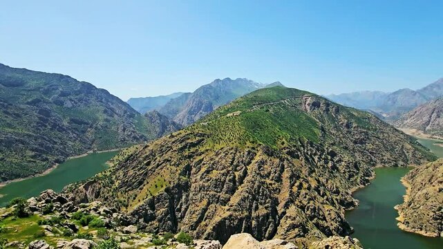 Stunning view of the Sirwan River surrounded by rugged mountains and lush greenery under a clear sky.
📍Hawraman Takht - Kurdistan