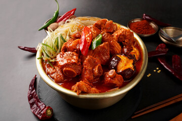 매운소갈비
Spicy braised short ribs