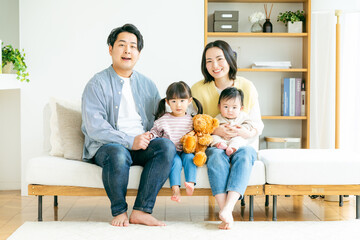 リビングでくつろぐ4人家族