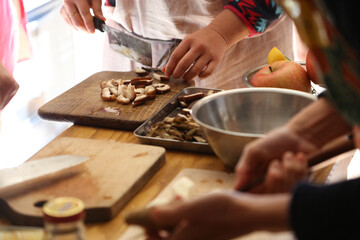 料理をする女性　料理教室イメージ
